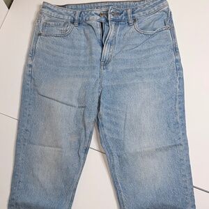 American Eagle Stretch Mom Jean — Women’s Size 6 X-Short (Light Wash)